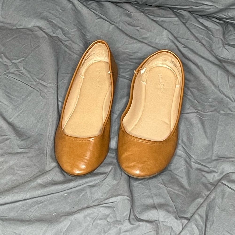 Universal Thread tan ballet flats 7W